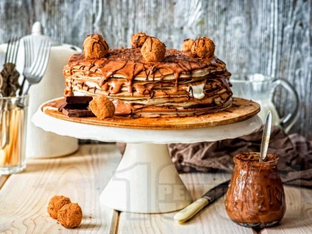 Палачинкова торта с течен шоколад Нутела и шоколадови трюфели - снимка на рецептата